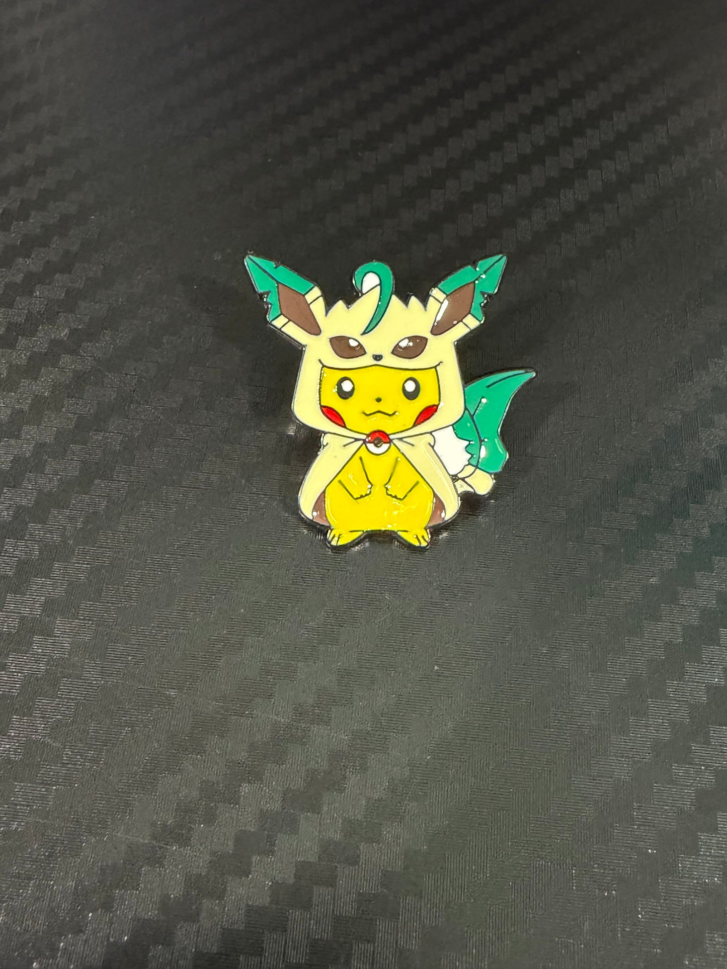Leafeon / Pikachu Poncho Pin